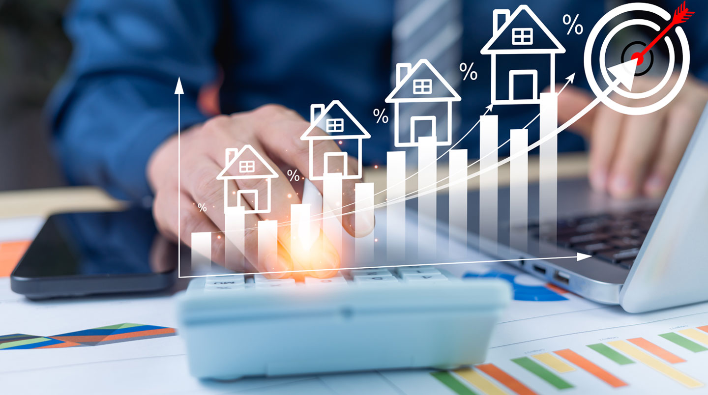 Mains utilisant une calculatrice financière professionnelle pour analyser des tableaux d'amortissement comparatifs de prêts immobiliers